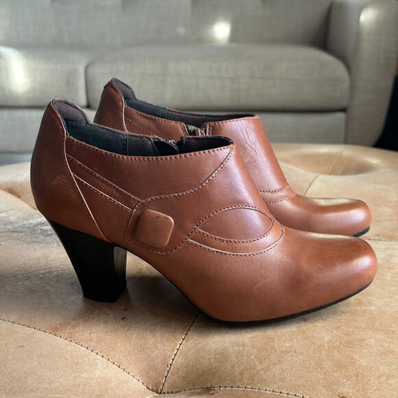 Brown Leather Ankle Booties Soft Classic Heeled Fall Shoes Clarks Bendables, 7 - Picture 4 of 11